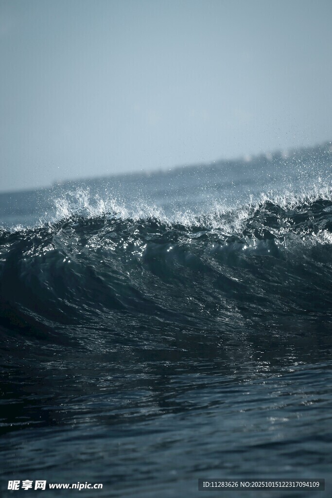 海浪翻涌的壮阔海洋景象