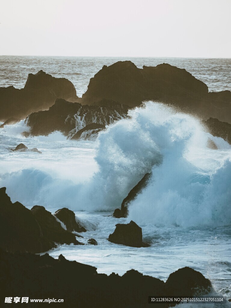 海浪拍击礁石的壮丽景象