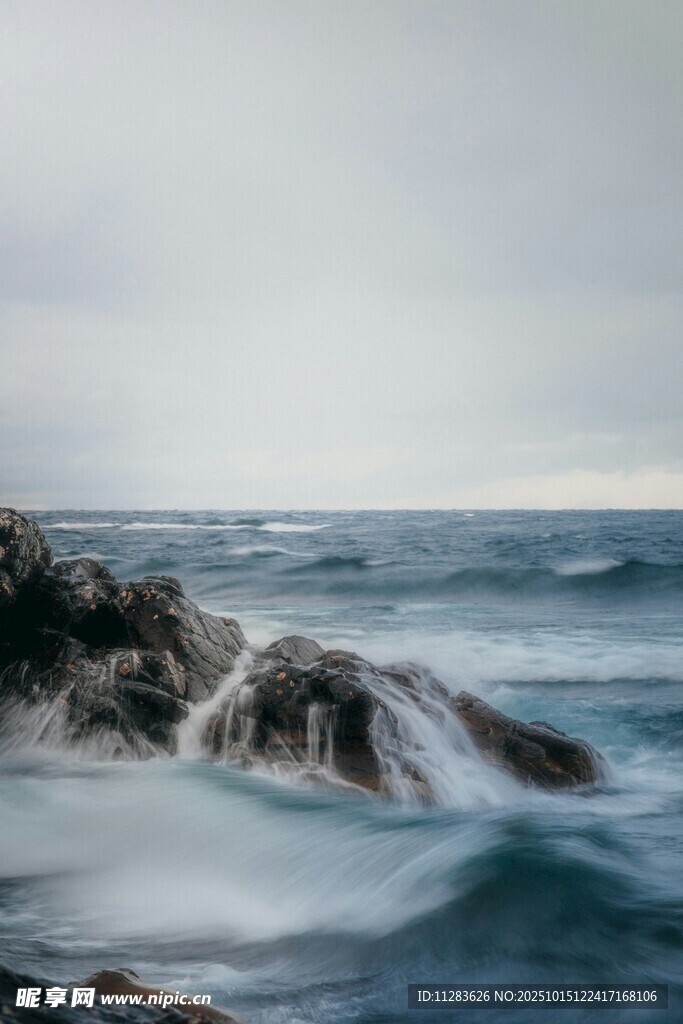 海浪拍击岩石的静谧瞬间