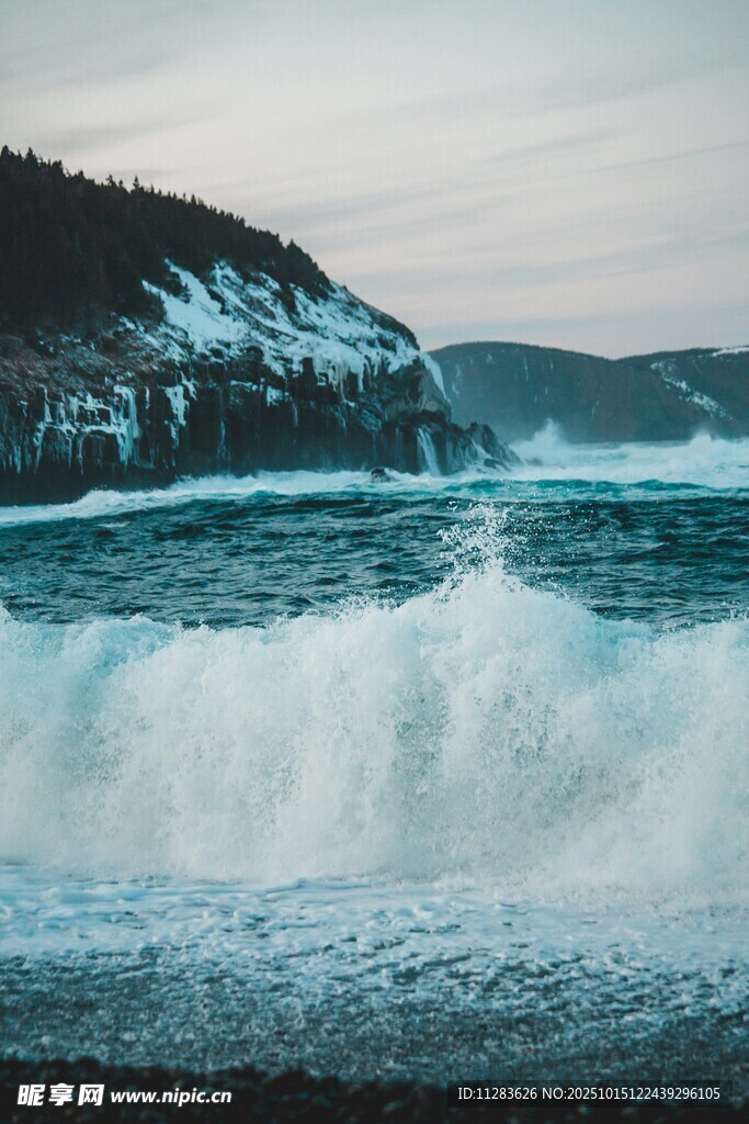 海浪拍击岸边壮丽景象