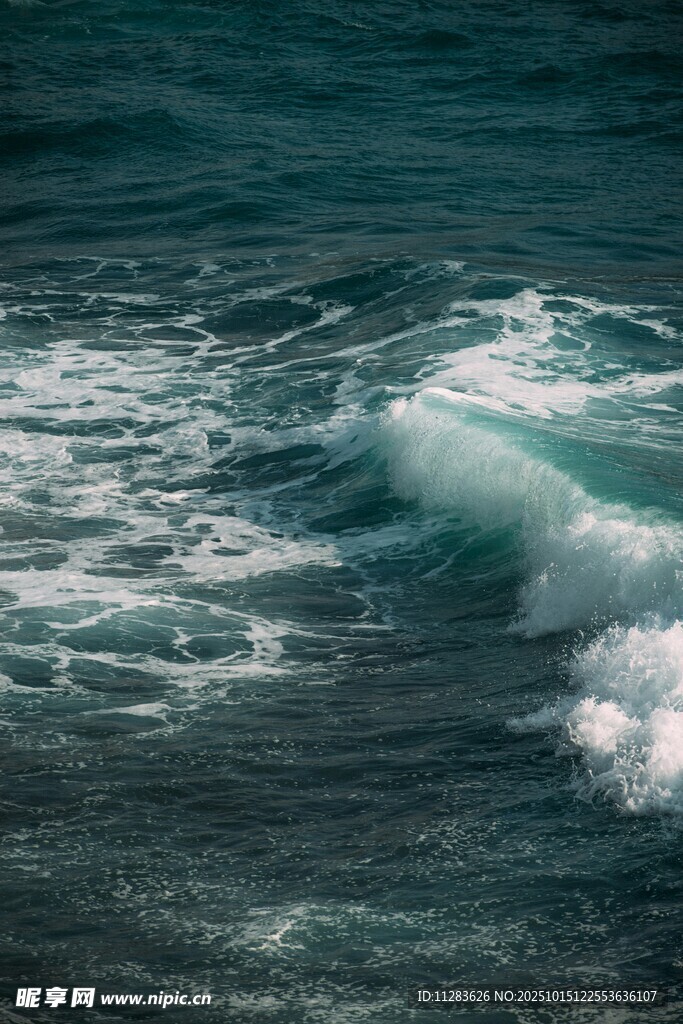 海浪翻涌的壮阔海洋景象