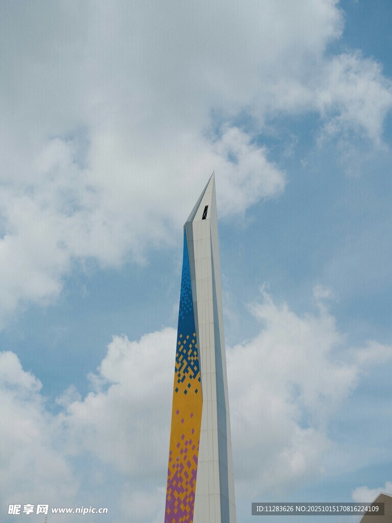 多彩高耸建筑与蓝天白云