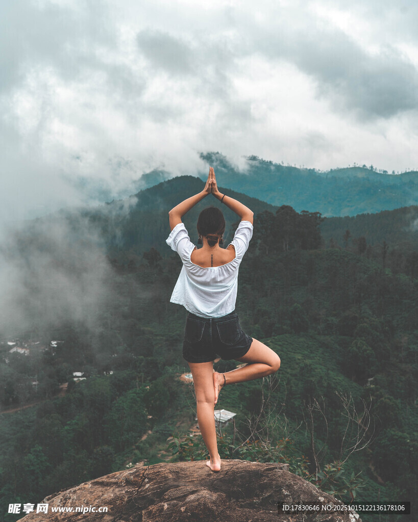 山顶瑜伽者展独特身姿