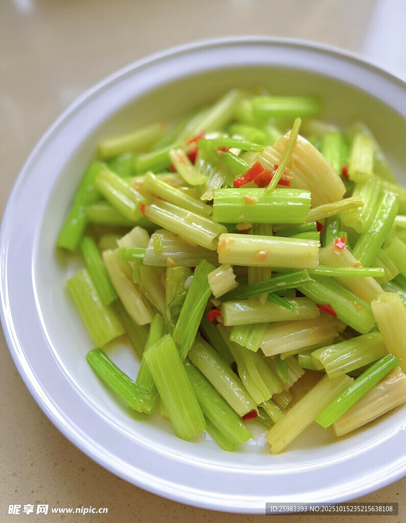 清炒芹菜