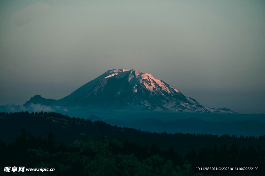 壮丽雪山与森林景观