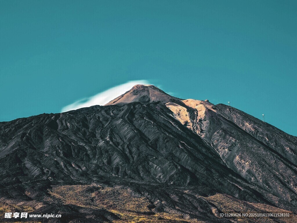 巍峨雪山壮丽景观