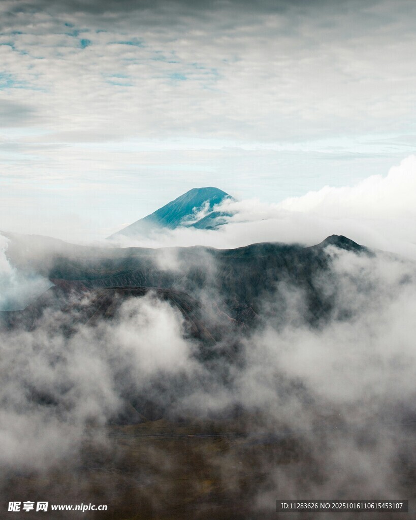 云端飞机穿梭壮丽景象