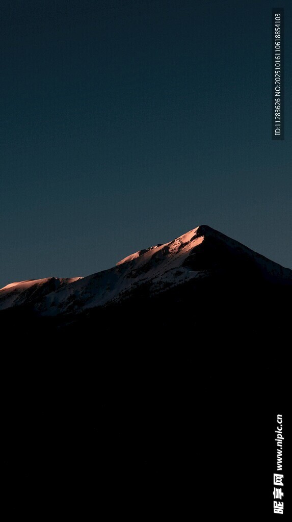 夕阳下的巍峨雪山
