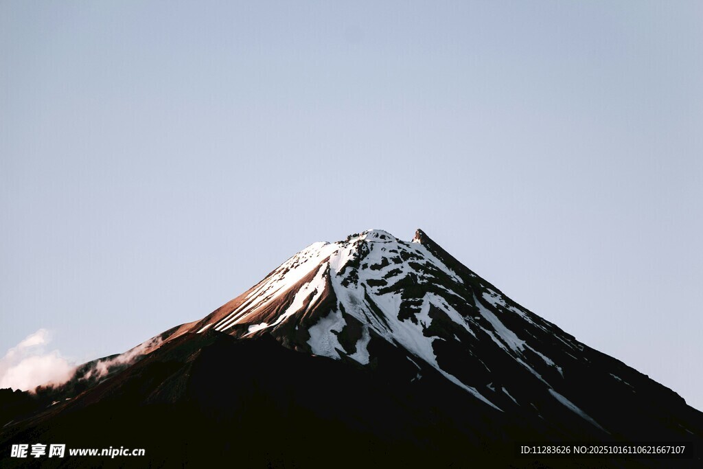 巍峨雪山