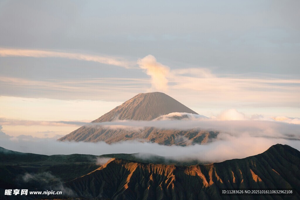 壮丽火山云海景观