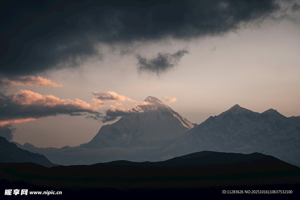 黄昏下的壮丽山峦景色