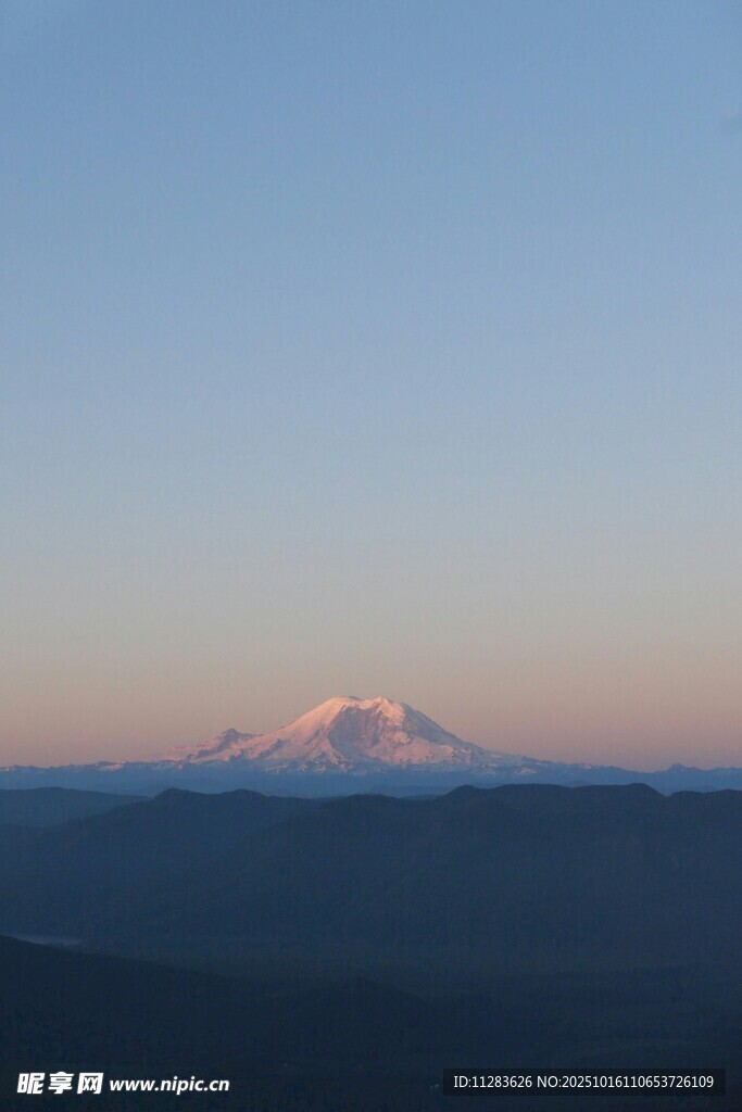 远眺雪山美景