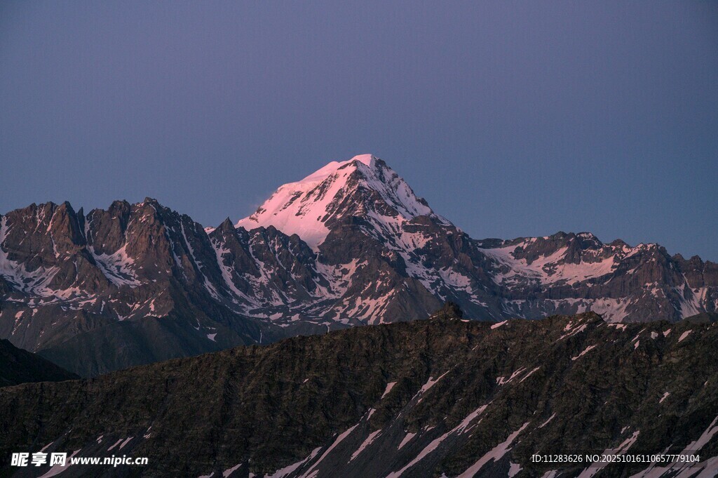 夕阳下的壮丽雪山