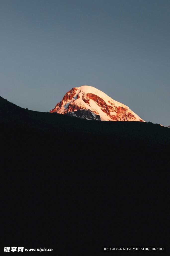 雪山之巅壮丽景观