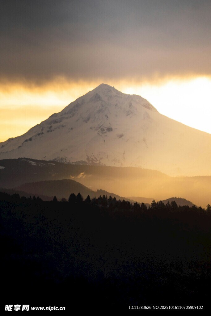 夕阳下的巍峨雪山美景