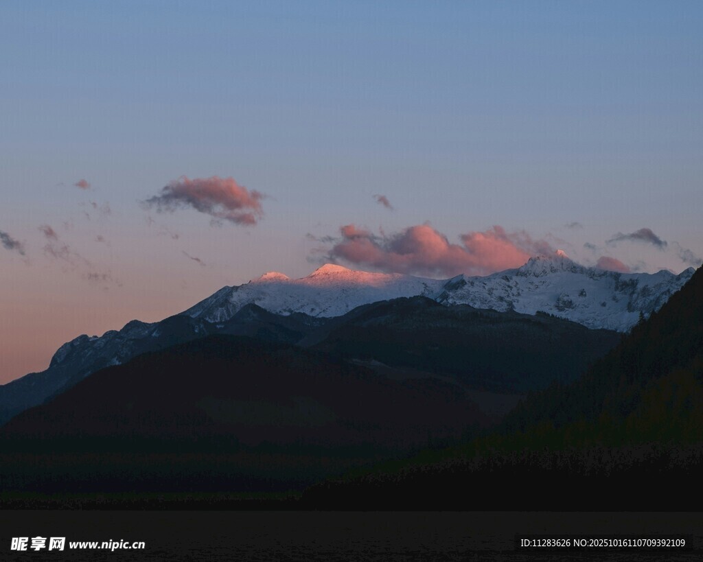 夕阳下的山峦美景