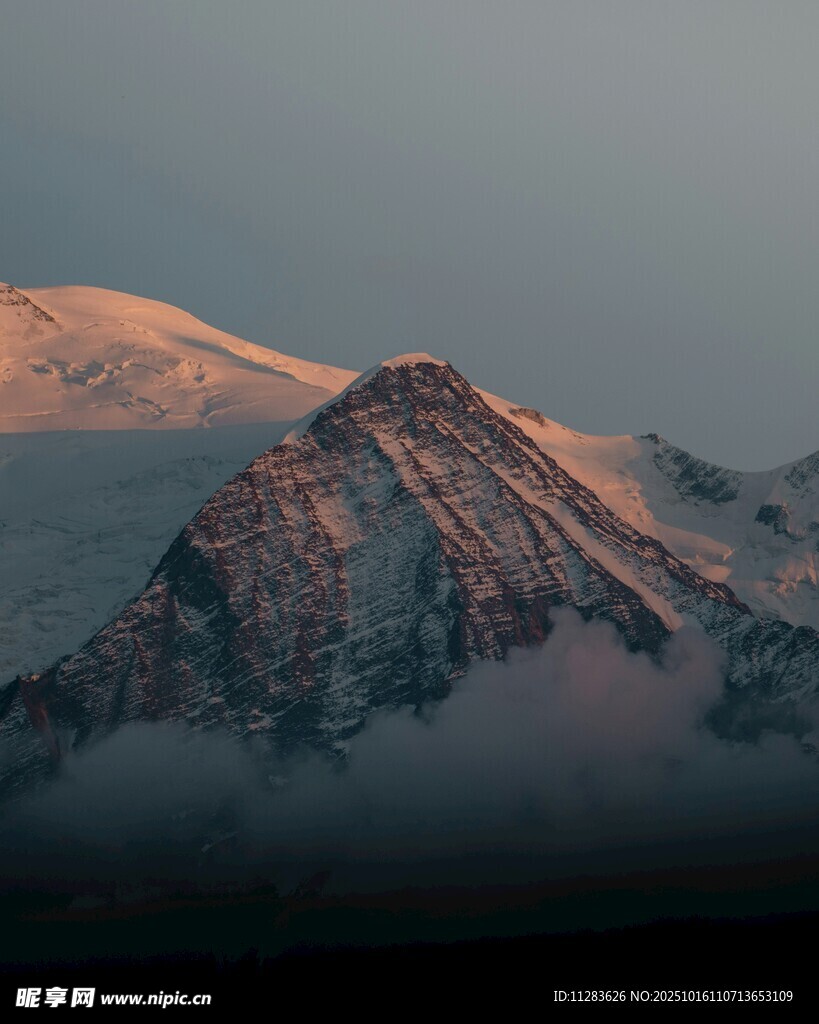 壮丽雪山日出美景