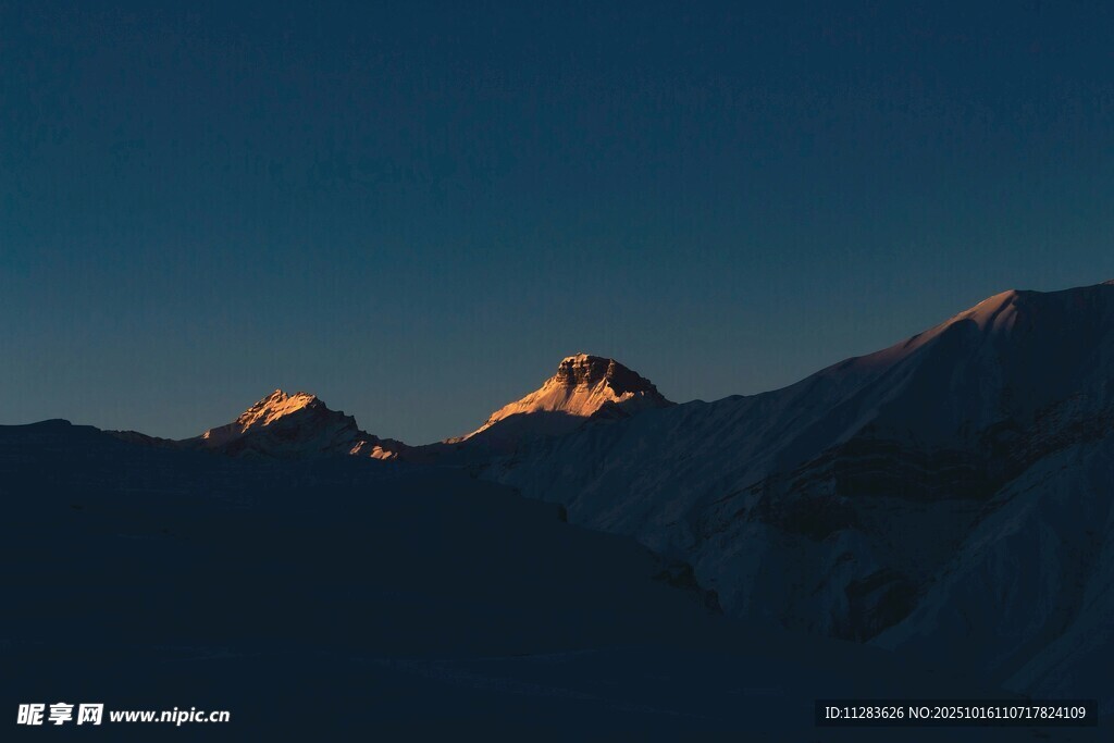 雪山晨曦美景