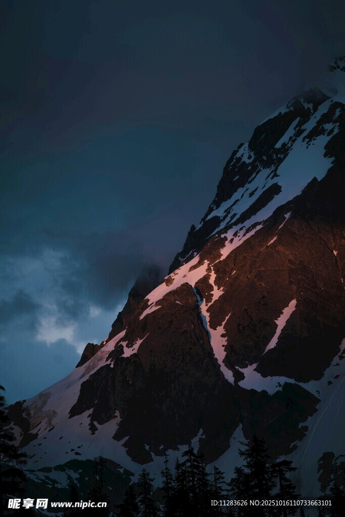 夕阳映雪山壮丽美景