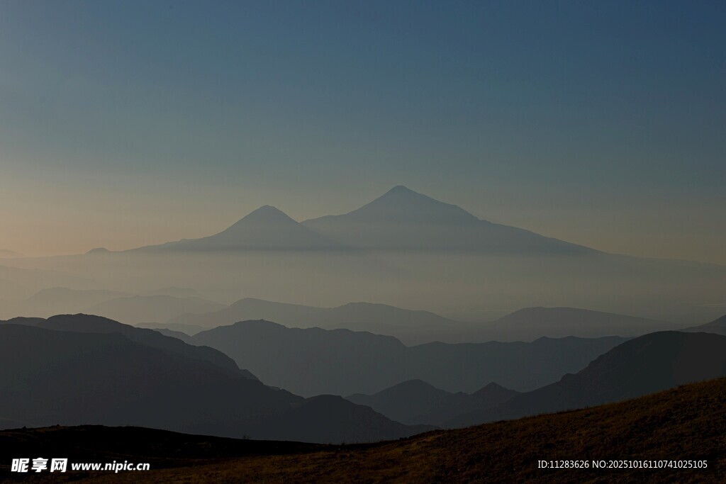 远山晨景