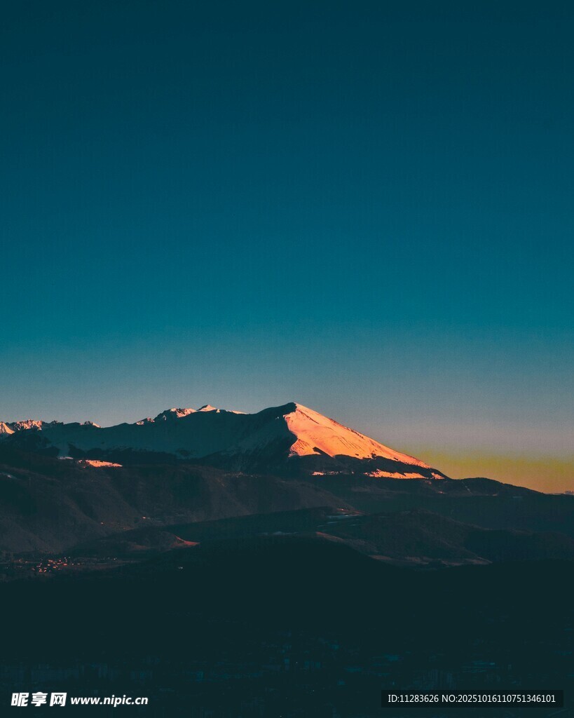 夕阳下的壮丽雪山