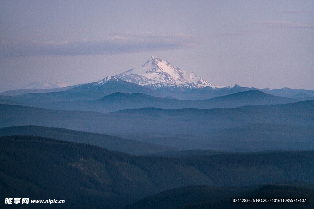 壮丽雪山与层叠山峦景观