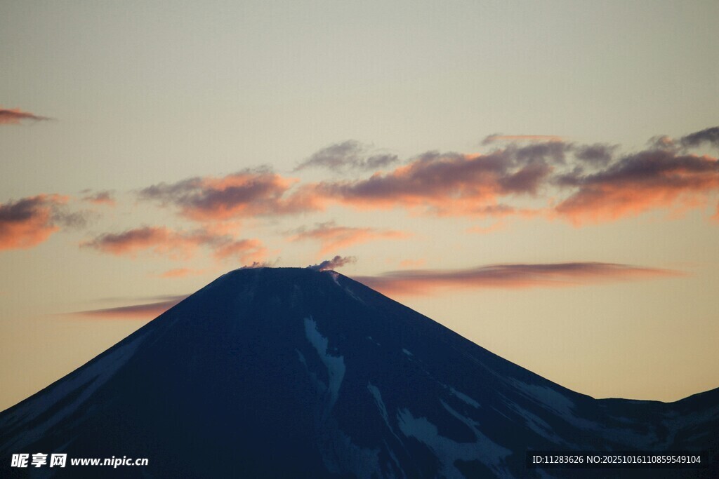 夕阳下的巍峨山峰