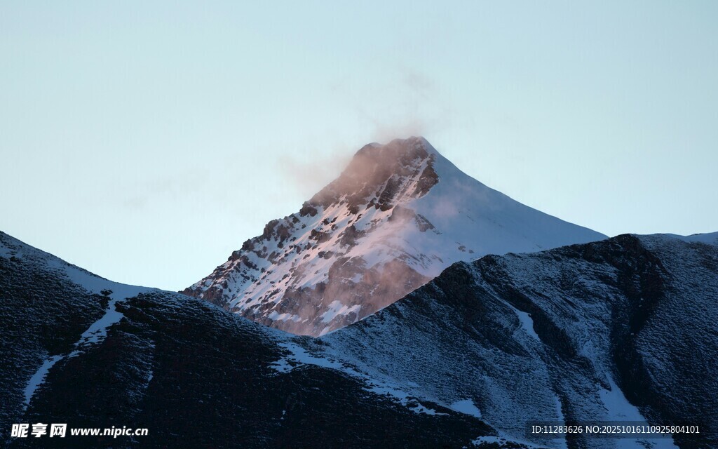 壮丽雪山景观