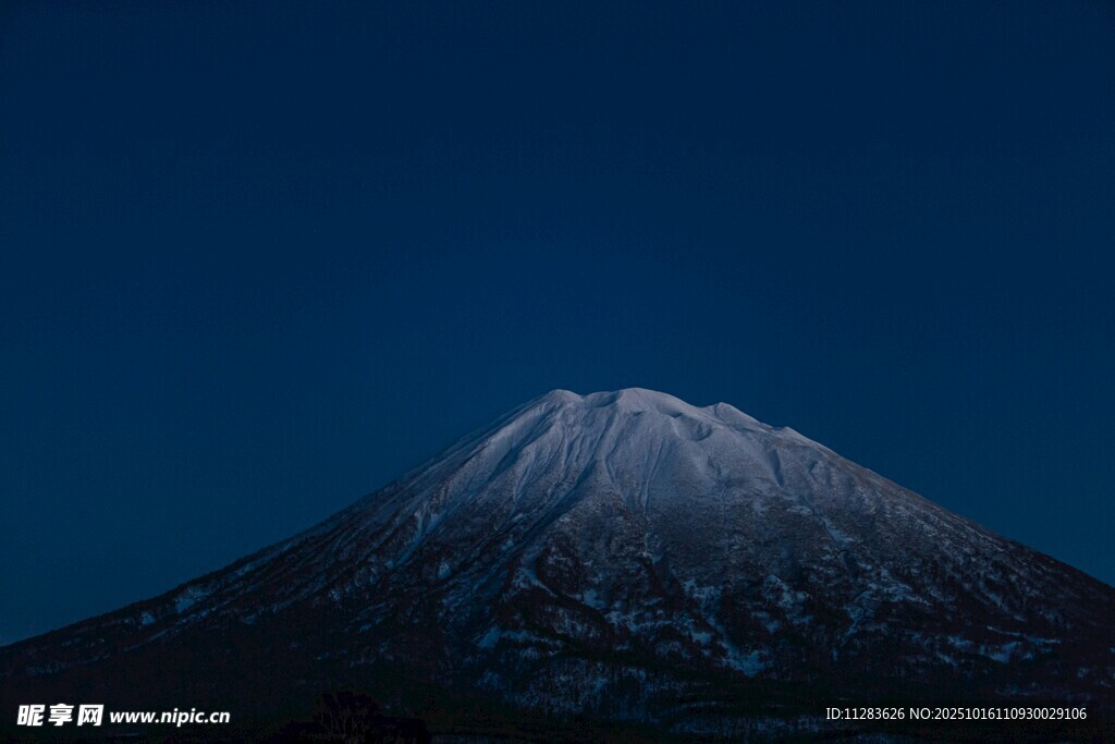夜幕下的巍峨雪山