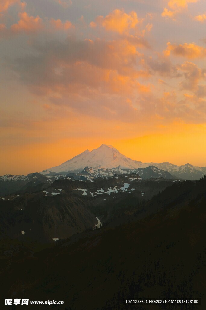 日落时分的壮丽山峦景色