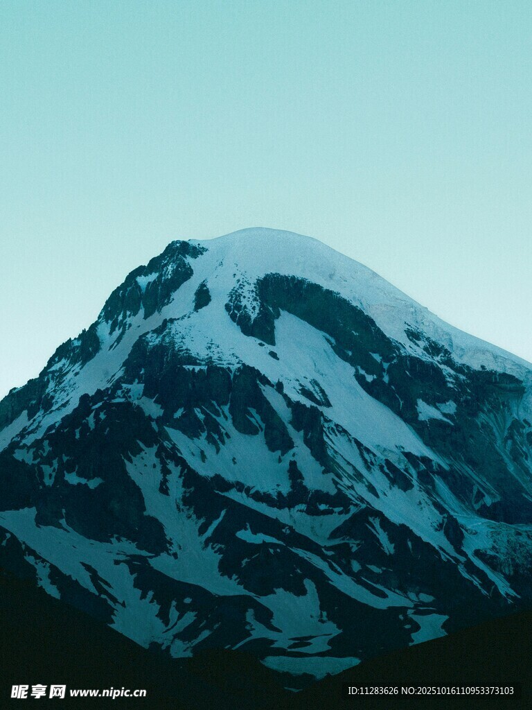 巍峨雪山