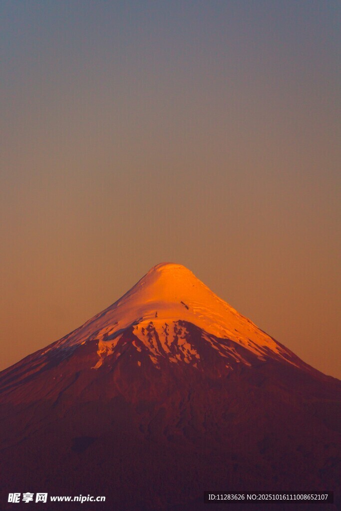 夕阳下的壮丽雪山