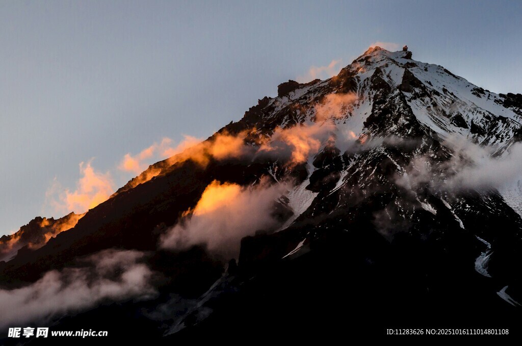 壮丽雪山映夕阳