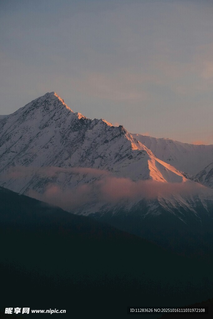夕阳下的壮丽雪山
