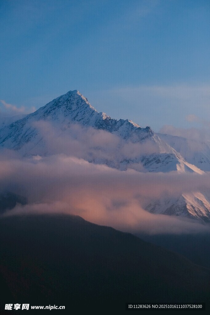 云雾缭绕下的壮美雪山