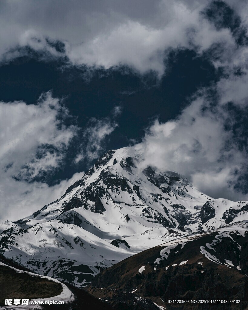 巍峨雪山与云海壮丽景观