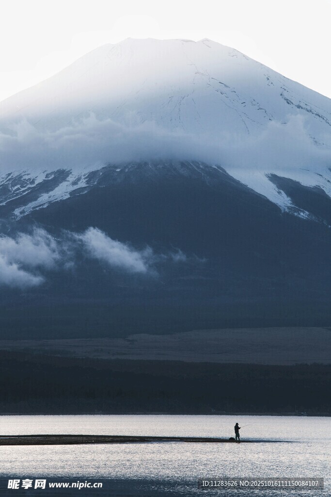 雪山下的静谧湖面与孤影