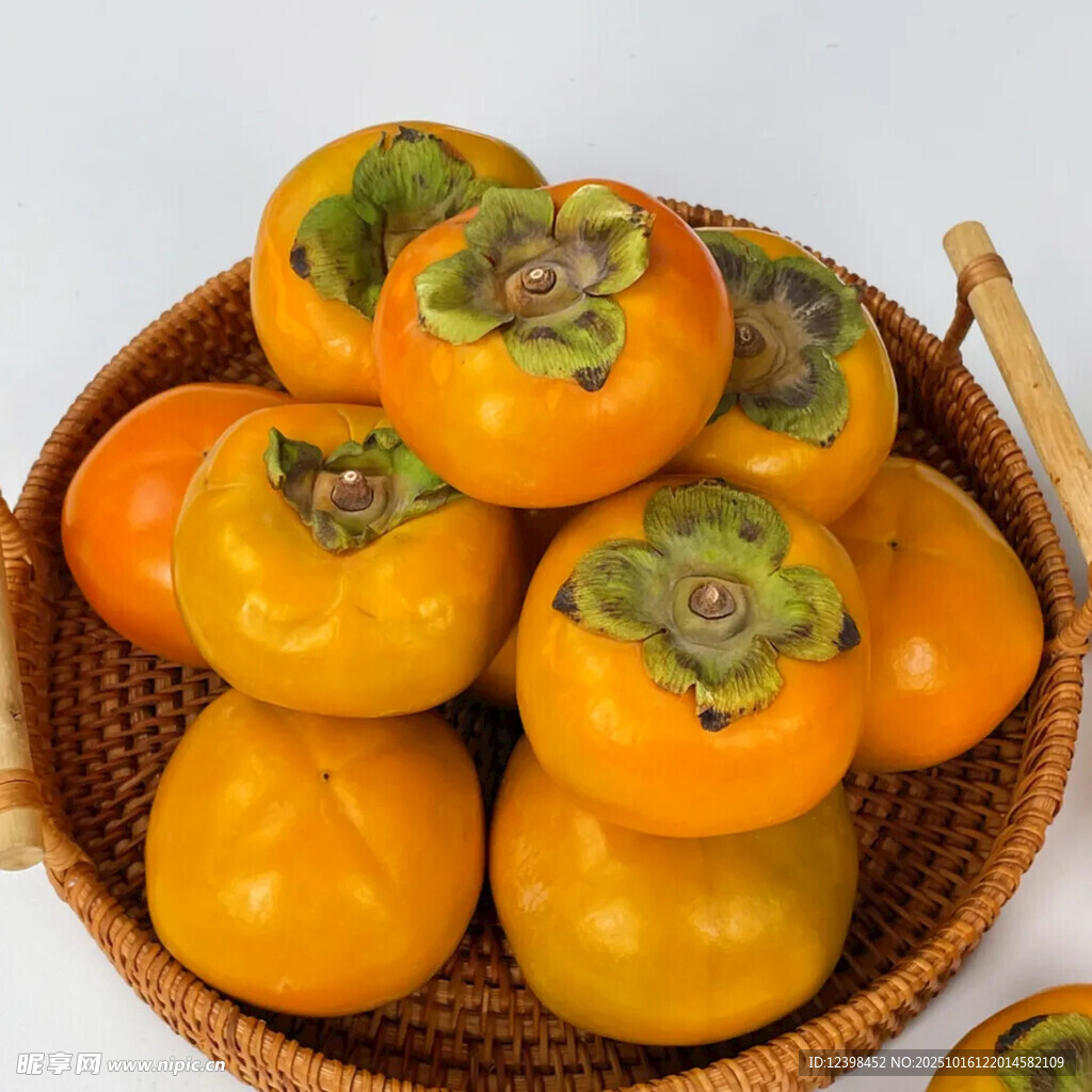 竹篮中的新鲜柿子