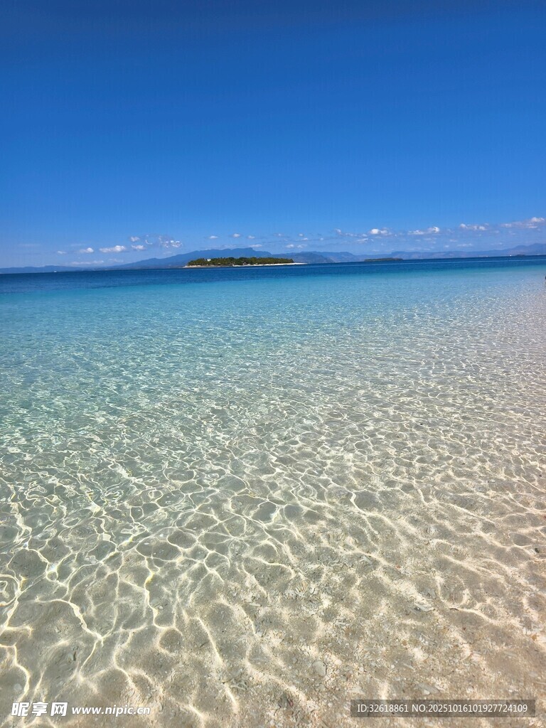 清澈见底的美丽海滨风光