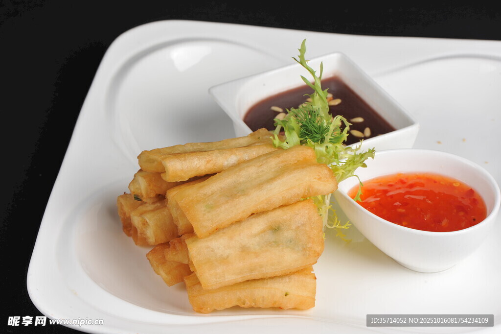 美味炸春卷配双蘸酱
