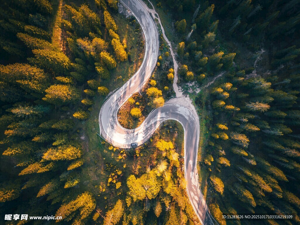 山间蜿蜒公路秋日美景