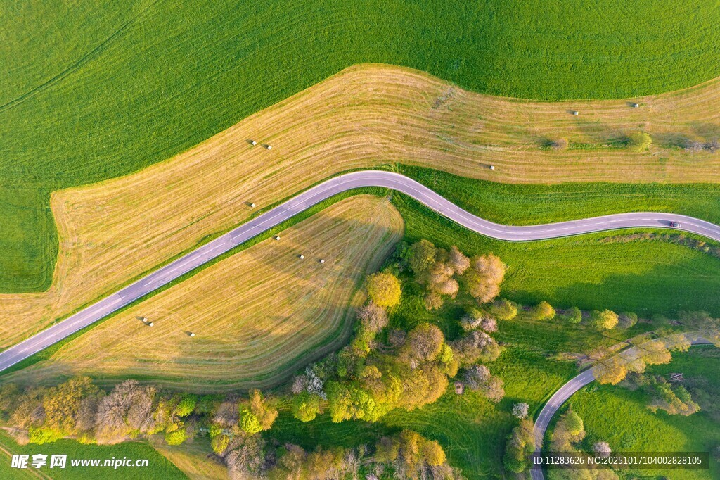 蜿蜒公路穿行田园美景