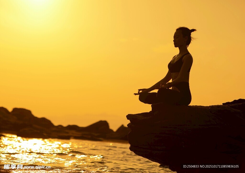 夕阳下海边冥想的身影
