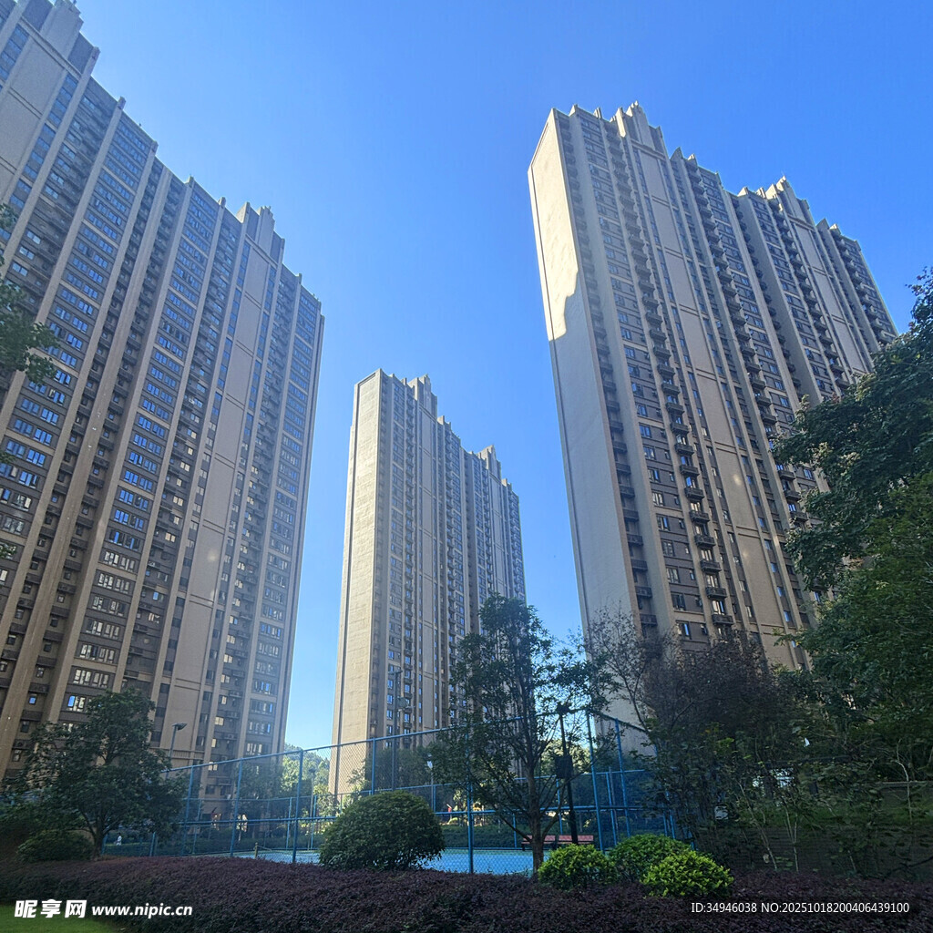 高楼林立的城市住宅区景观