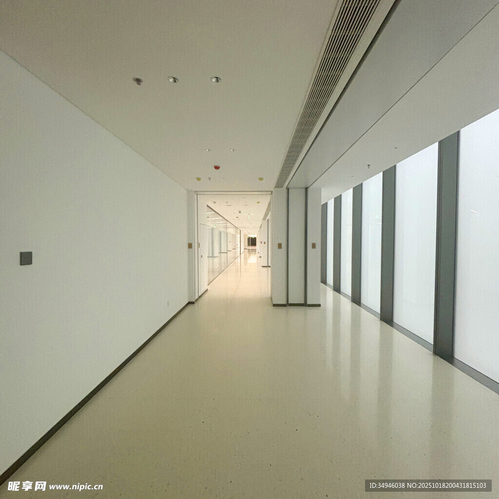 现代简约风格空旷走廊