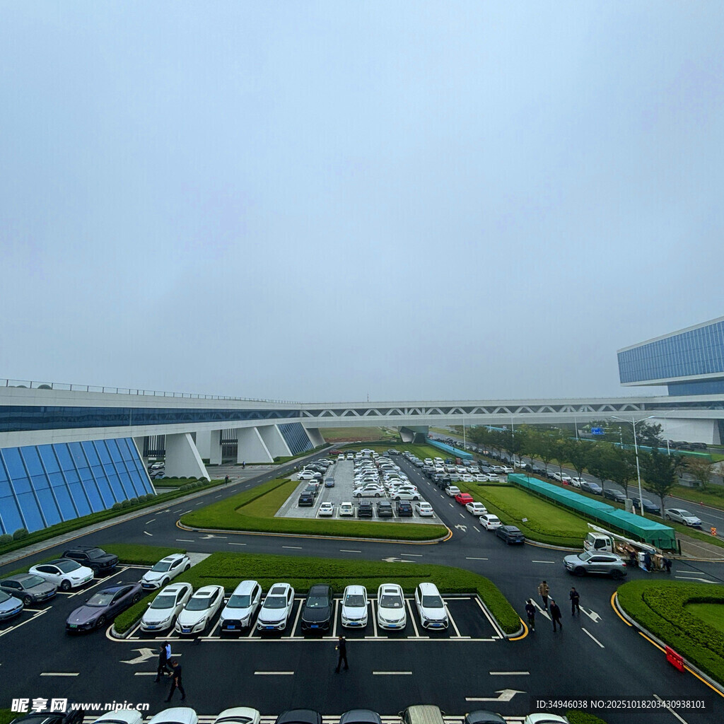 工厂外停车场停放多辆汽车