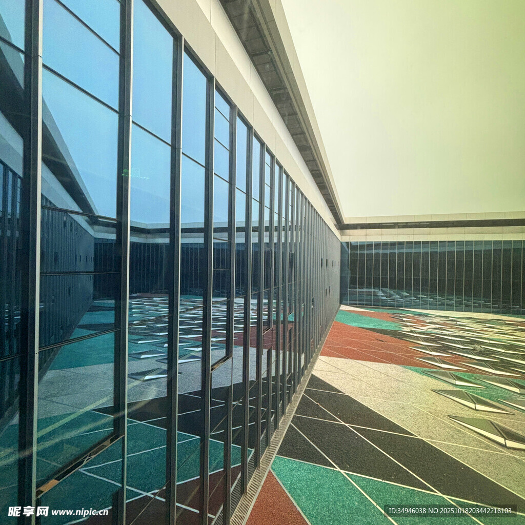 现代玻璃建筑内的多彩地面