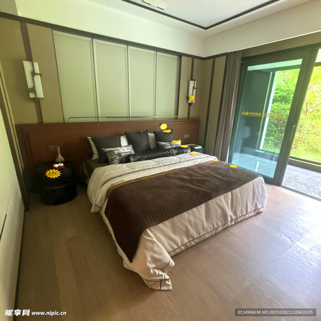 现代简约风格温馨卧室空间