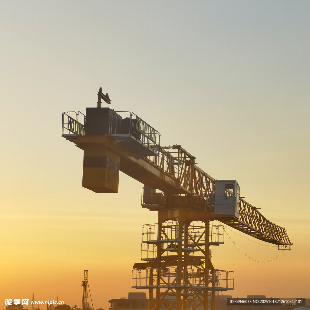 夕阳下的塔式起重机