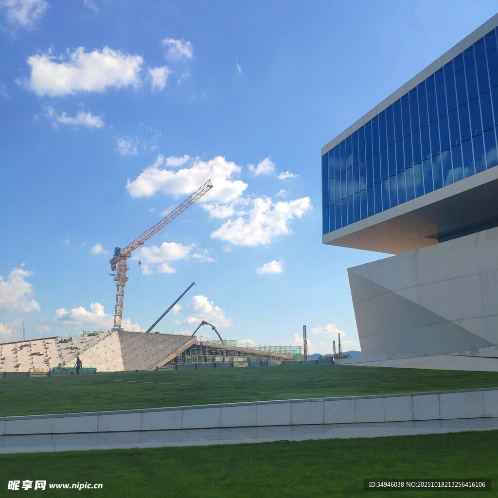 现代建筑与施工场景